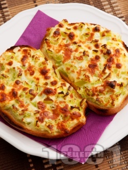 Запечен сандвич със зелени чушки, сирене и яйца - снимка на рецептата